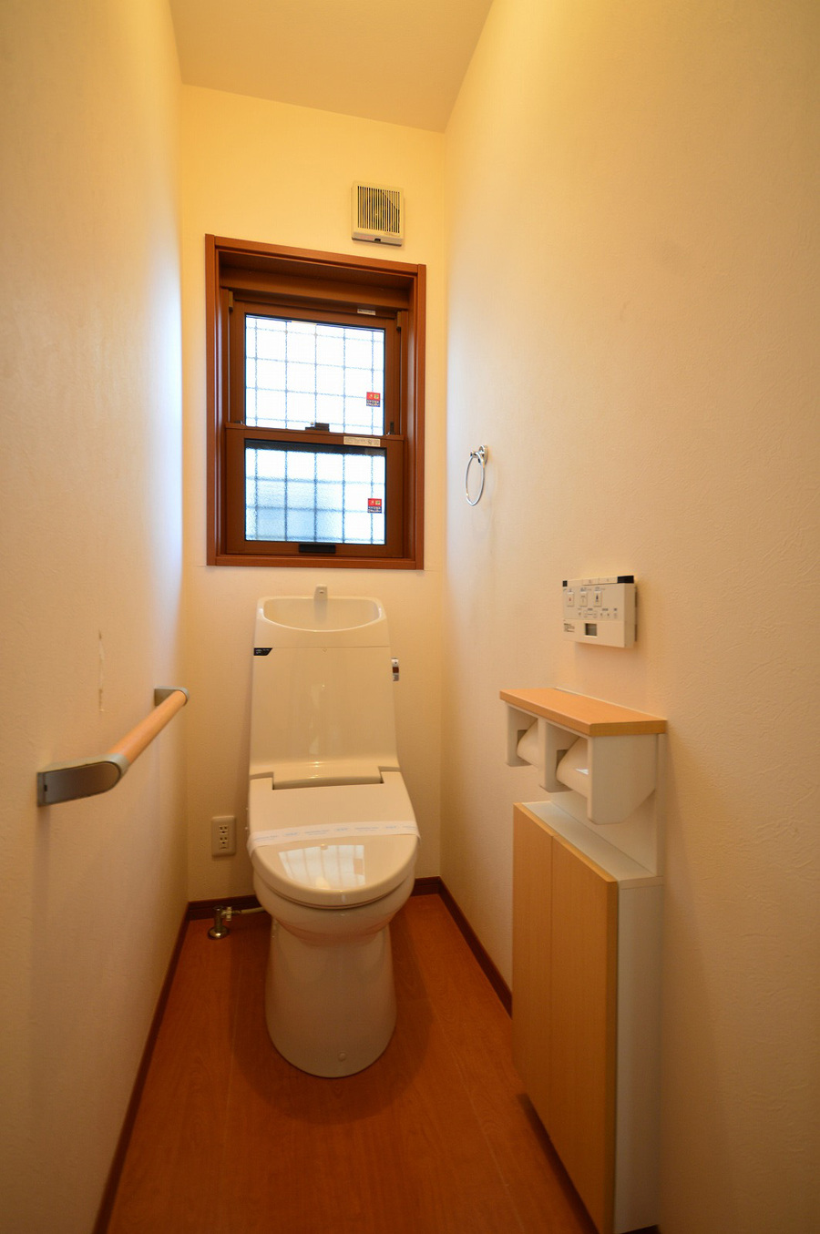 1Fトイレ　トイレットペーパーなどを収納出来るスペースもあります。