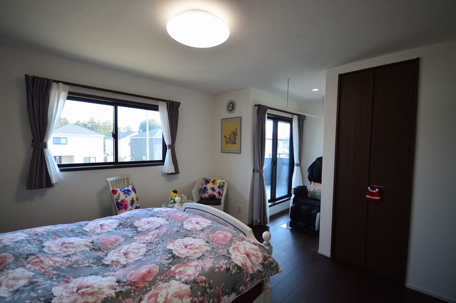 2階寝室9.5帖　寝室にはWIC、室内物干しスペースもあります。