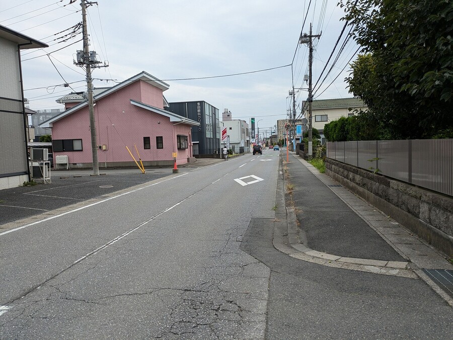 東側道路（御幸が原通り）は歩道付きです