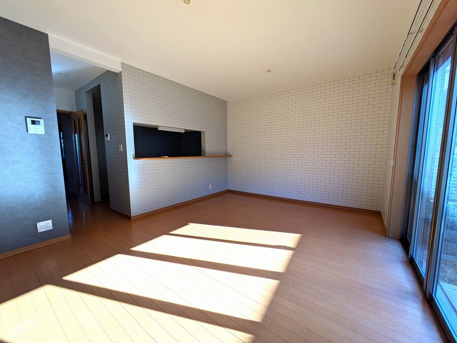 南側に庭のあるリビング（2024年クロス貼替）