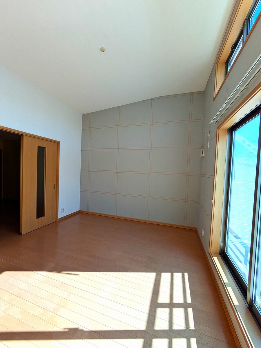 2F南側洋室は高い位置に窓もあり、勾配天井のとても明るいお部屋です