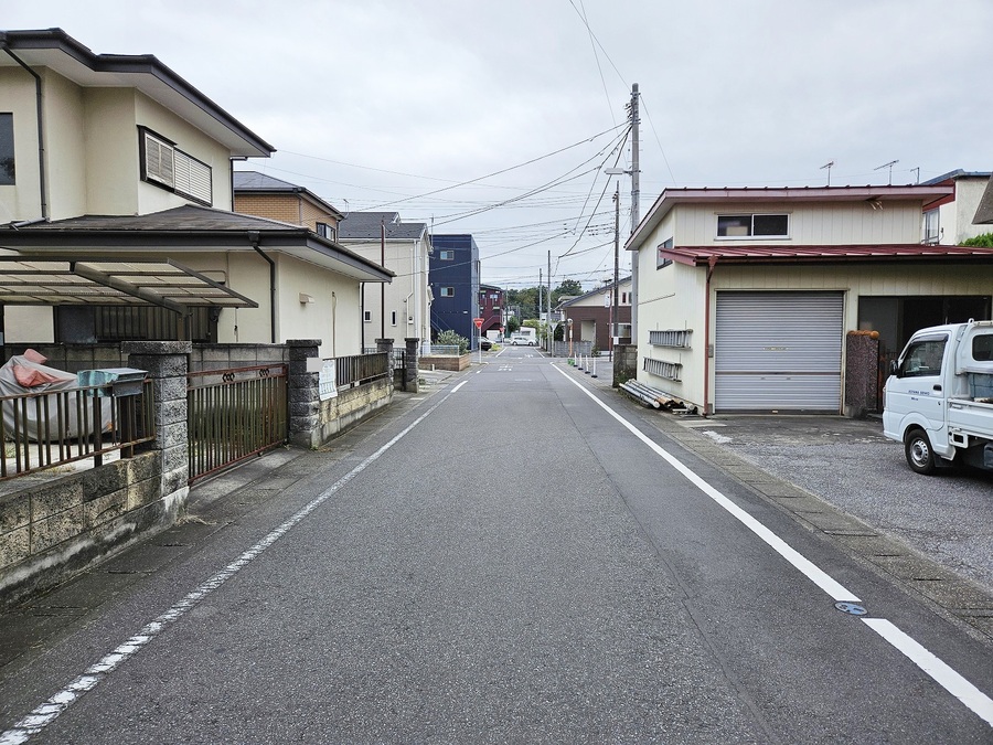 西側前面道路