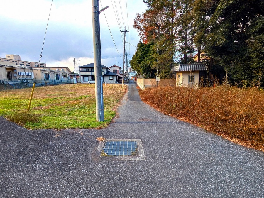 前面道路（東から撮影）