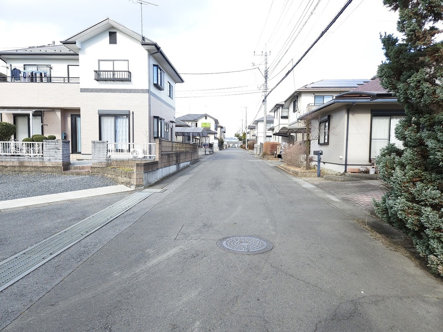 西側前面道路は6m幅の為、往来もらくらくです