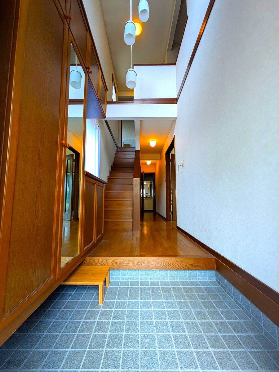 上部が吹抜けになって明るく広い玄関です