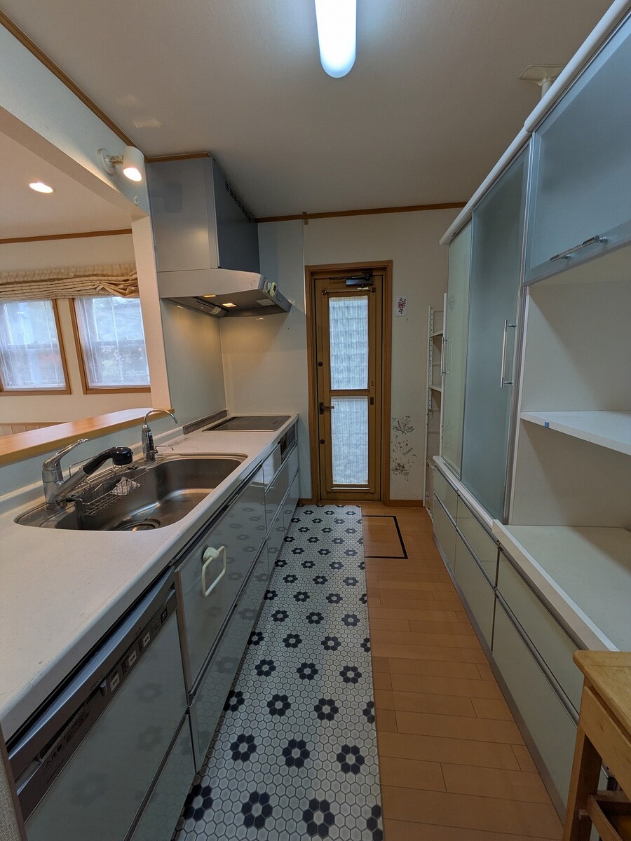 収納力のあるカップボード付のキッチン