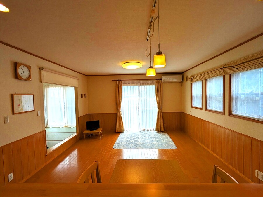 リビングには腰壁を採用