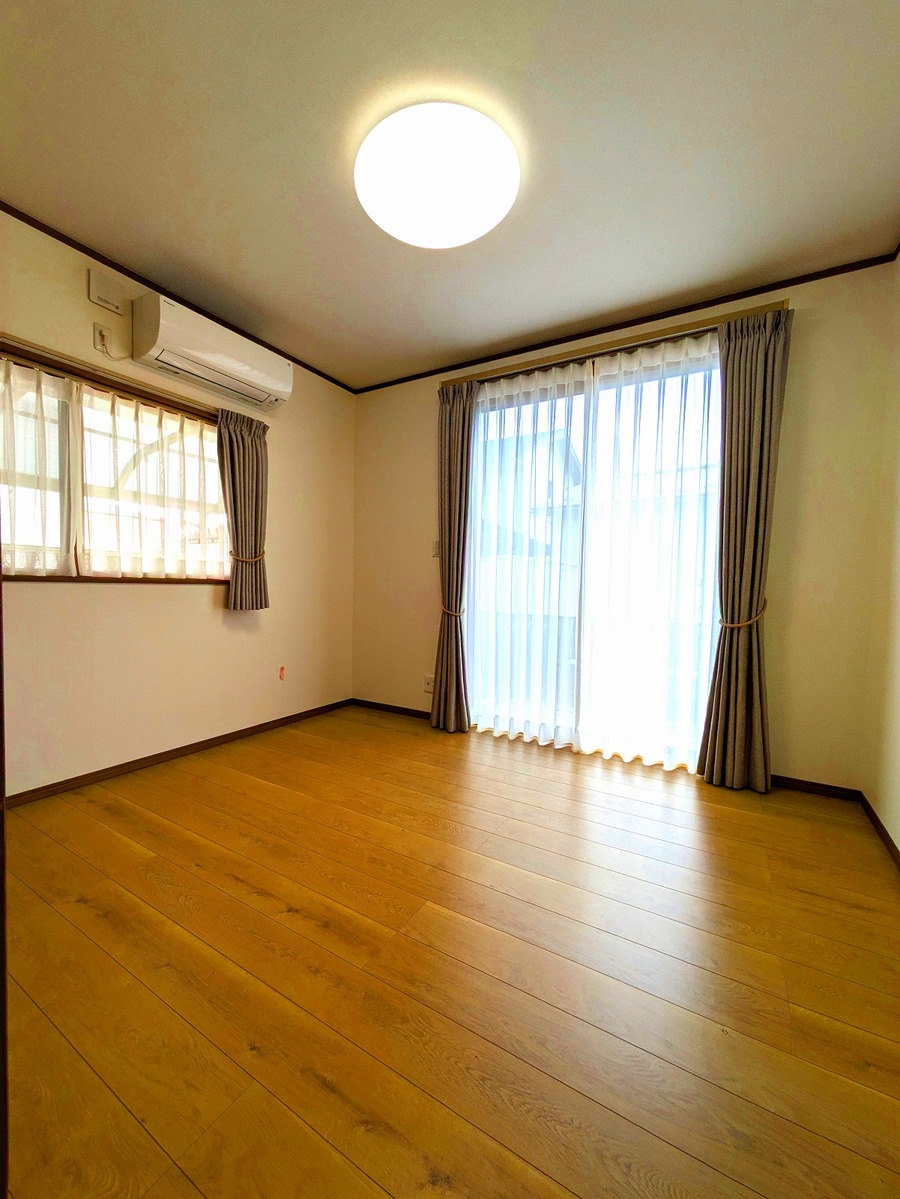 東南角部屋で明るい洋室5.2帖