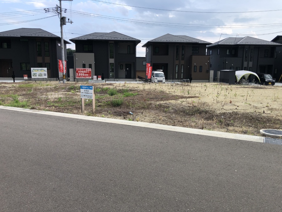泉中央駅が最寄り駅の邸宅街。子育て世代に嬉しい商業・教育施設が凝縮された泉中央が生活の舞台です。
