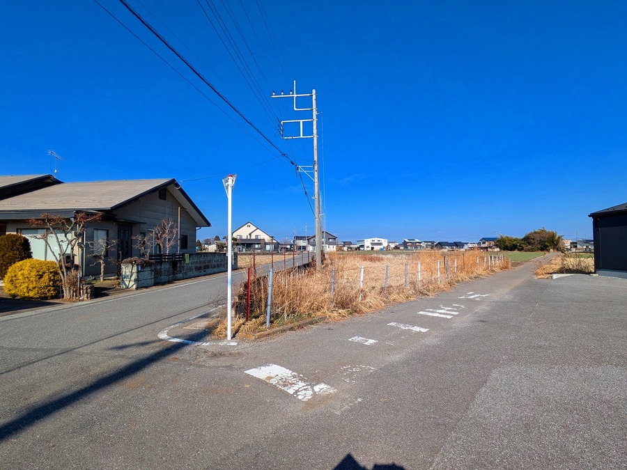 2方向道路に面して日照良好で解放感があります