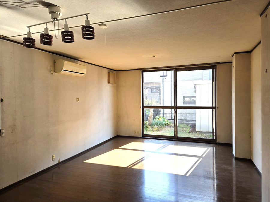 落ち着きのある色の床材を採用したリビング