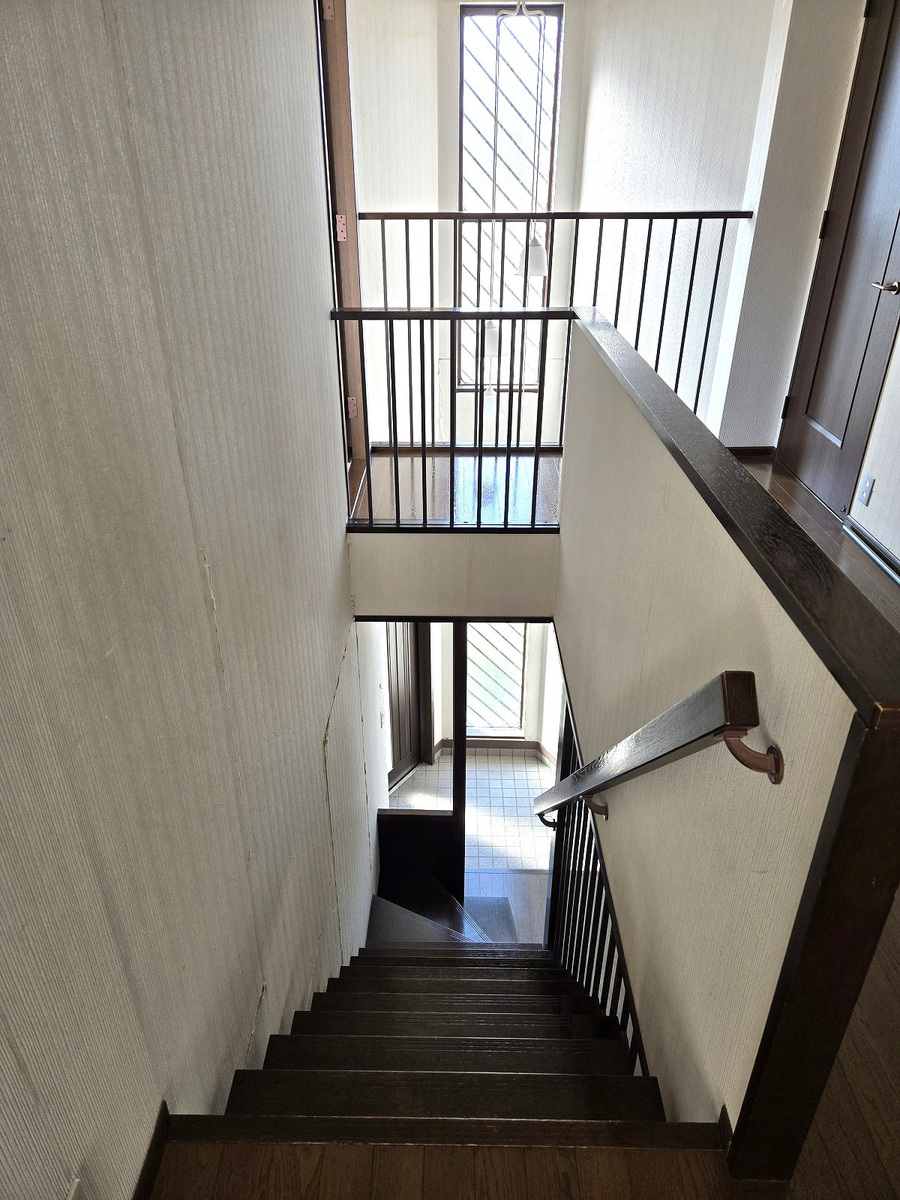 玄関上部は吹抜を採用し、明るい空間に