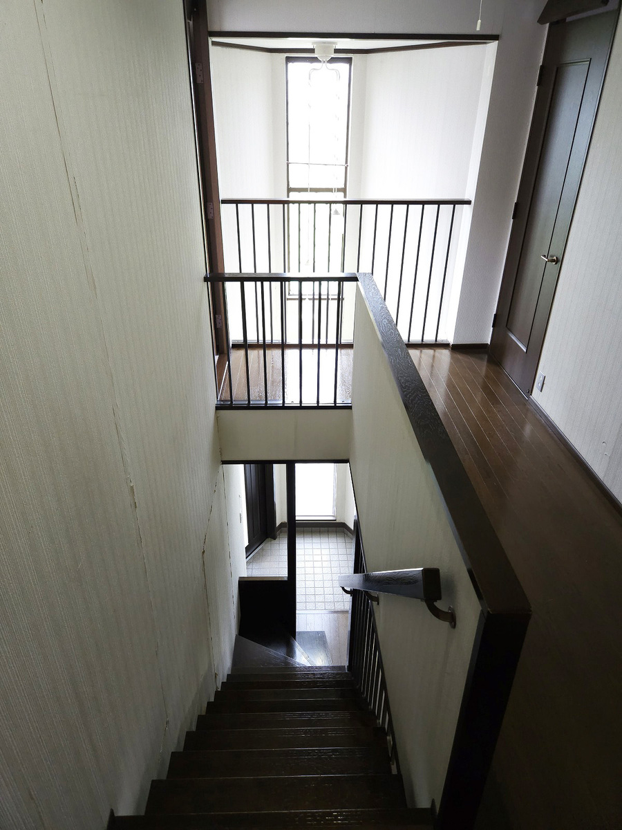 玄関上部は吹抜を採用し、明るい空間に