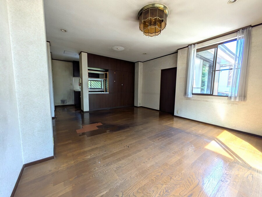 南側に大きな窓があり明るいリビングです