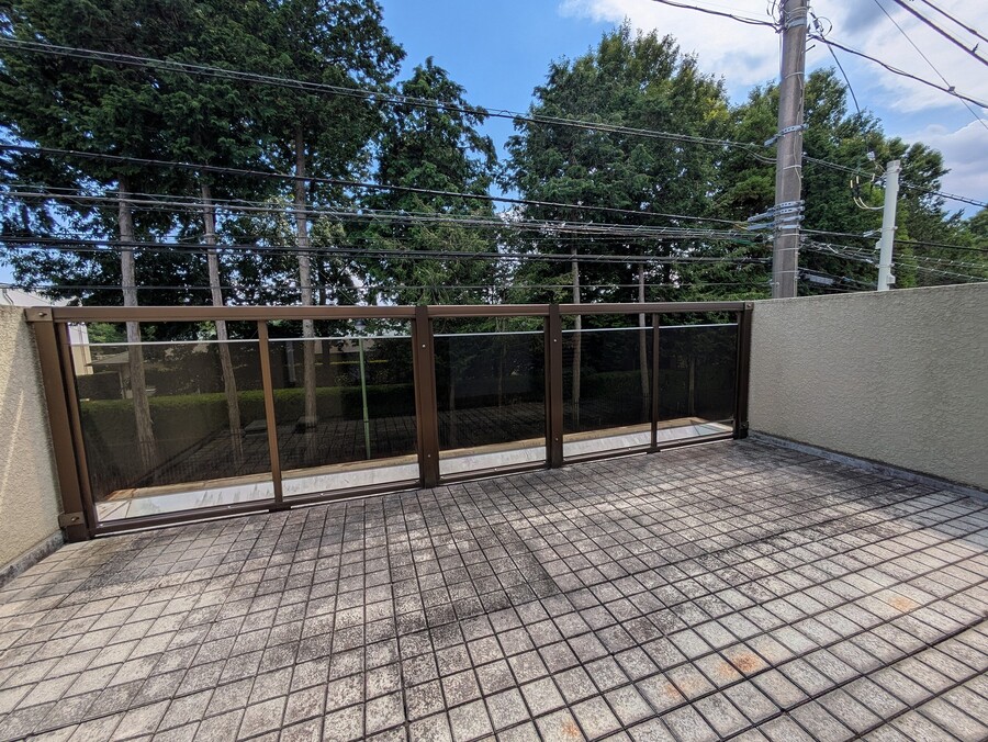 南側バルコニーは奥行きもあり広々としています