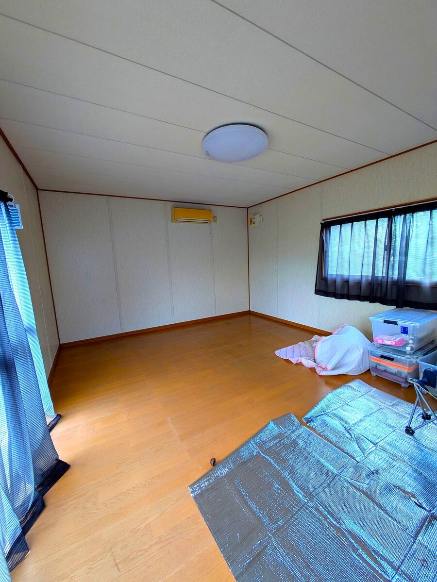 小屋内部（スペースも広く様々な用途で使用できます）