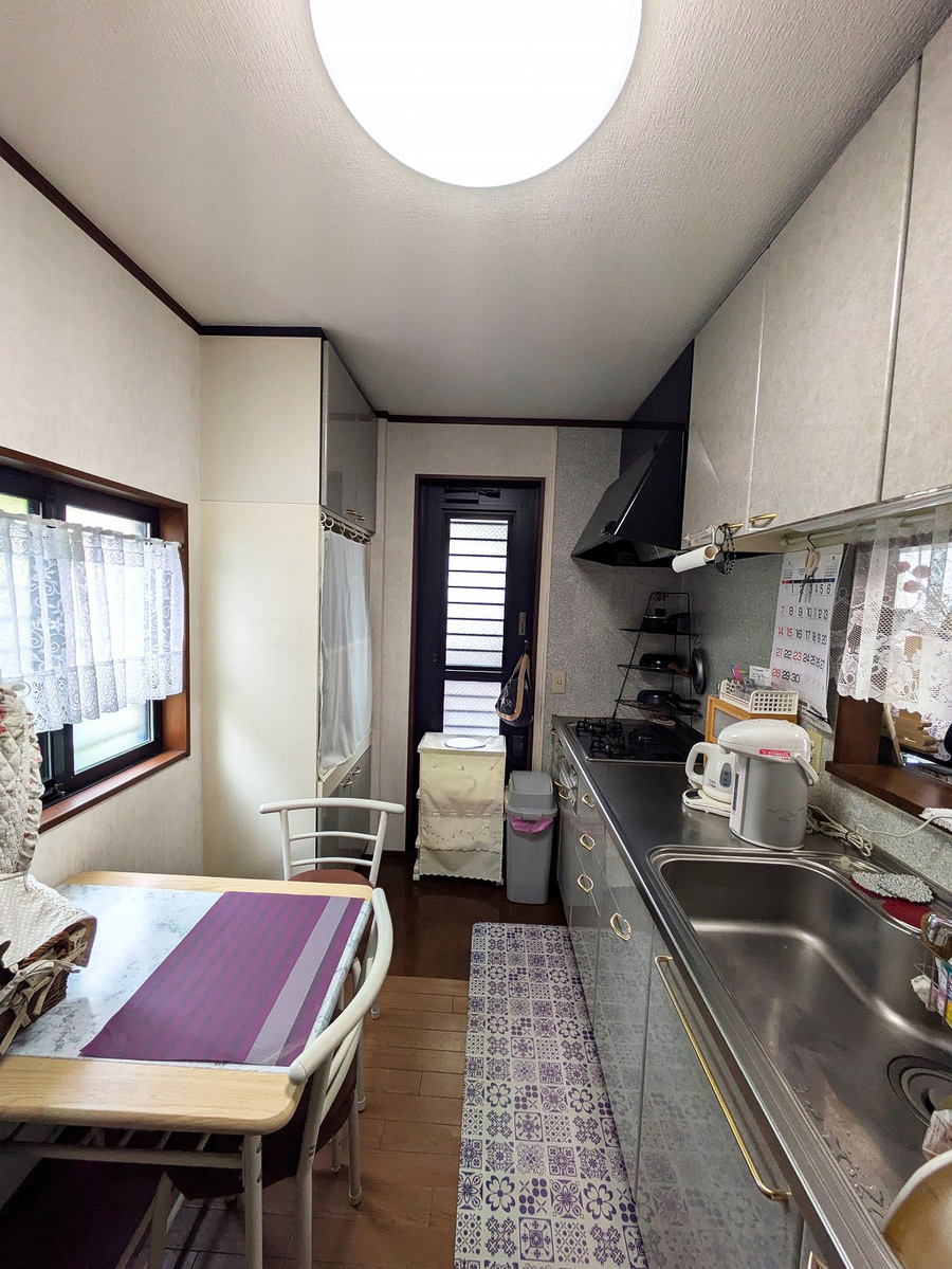 カップボード付き、2方向採光の明るいキッチン