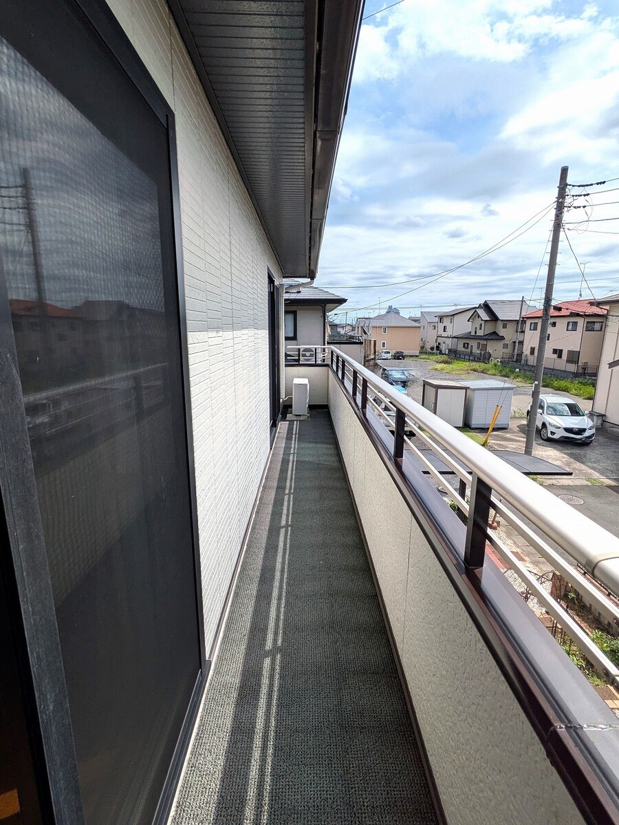 日当たり良好な幅広バルコニー（南側2部屋からアクセスできます）