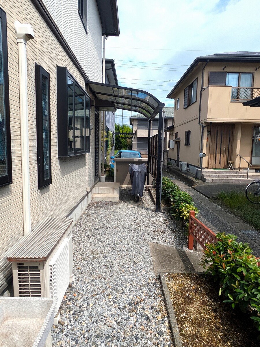 建物東側のポーチ