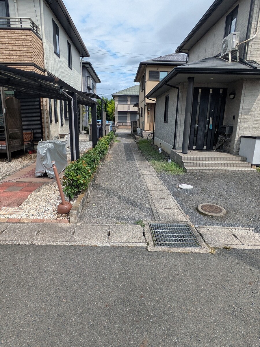 東側隣地とも距離があり解放感を感じられます