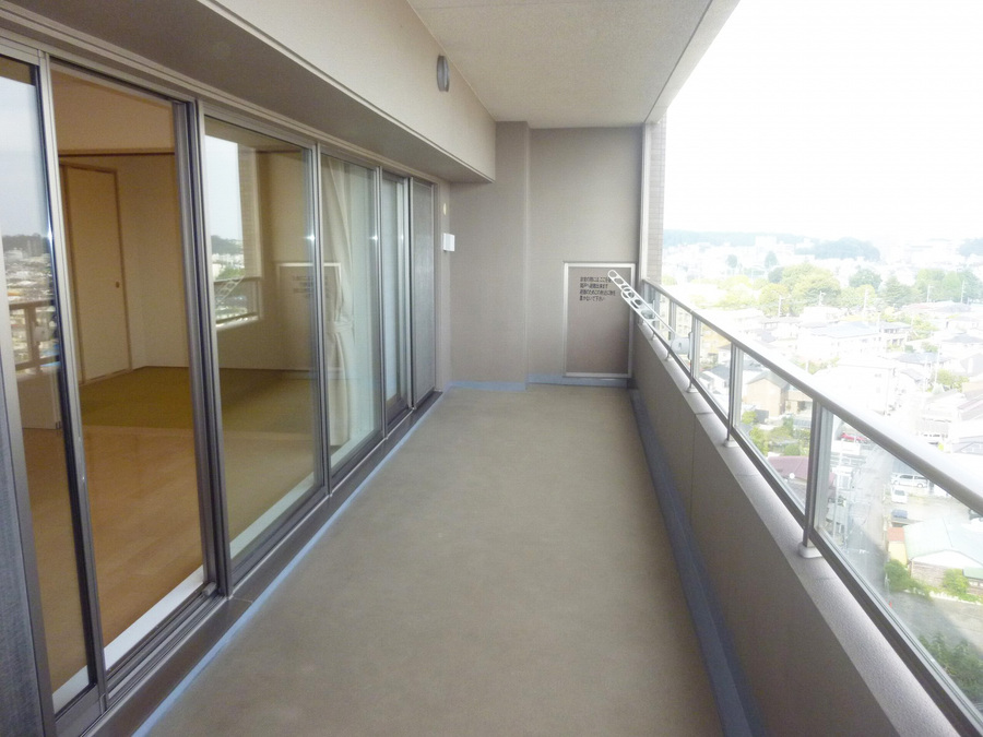 奥行・幅のあるワイドバルコニー