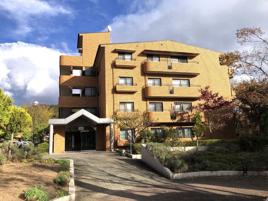 管理組合が常駐し、共用部の清掃も行き届いているため、安心してお住まいいただけます。