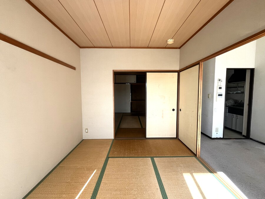 続き間の和室なので、スマート畳へ張替、大空間のリビングに変更したりとお好みのリフォームが可能です。