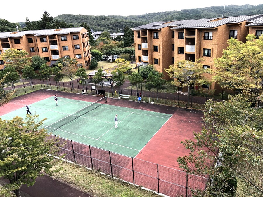 バルコニーからはテニスコートを一望でき、開放感のある眺めが楽しめます。