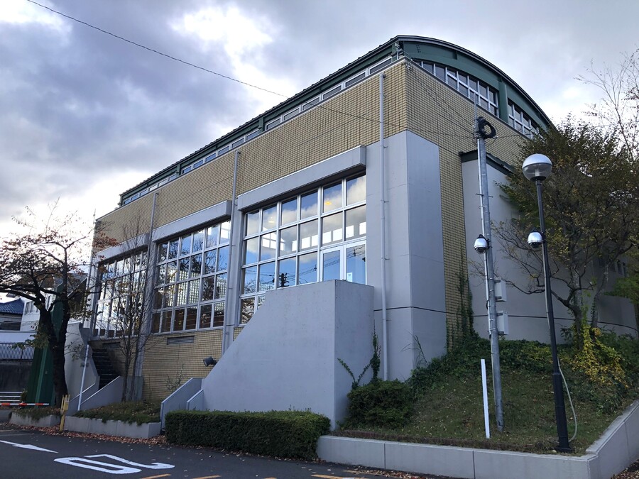 体育館完備で、バスケットボールやバドミントンなど多彩なスポーツを気軽に楽しめます。