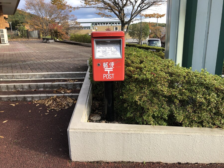 敷地内に郵便ポストを完備。郵便物の発送もスムーズに行えます。