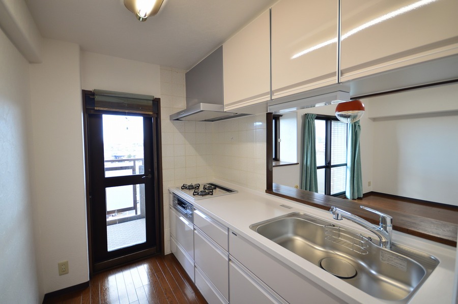 リフォームしたシステムキッチン、窓もあり手元まで明るいです