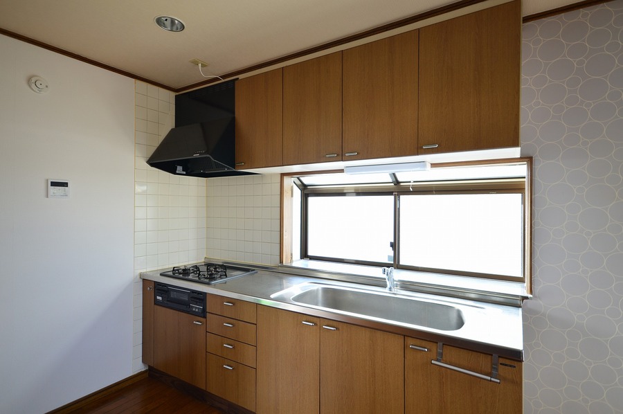 窓があり手元も明るいキッチンです