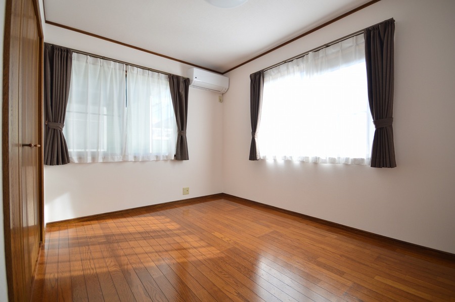 2面採光で明るい東南側洋室6.5帖