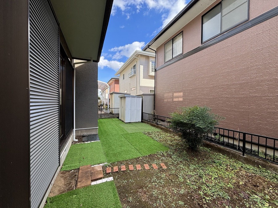 人工芝を採用し綺麗に整備された南側のお庭