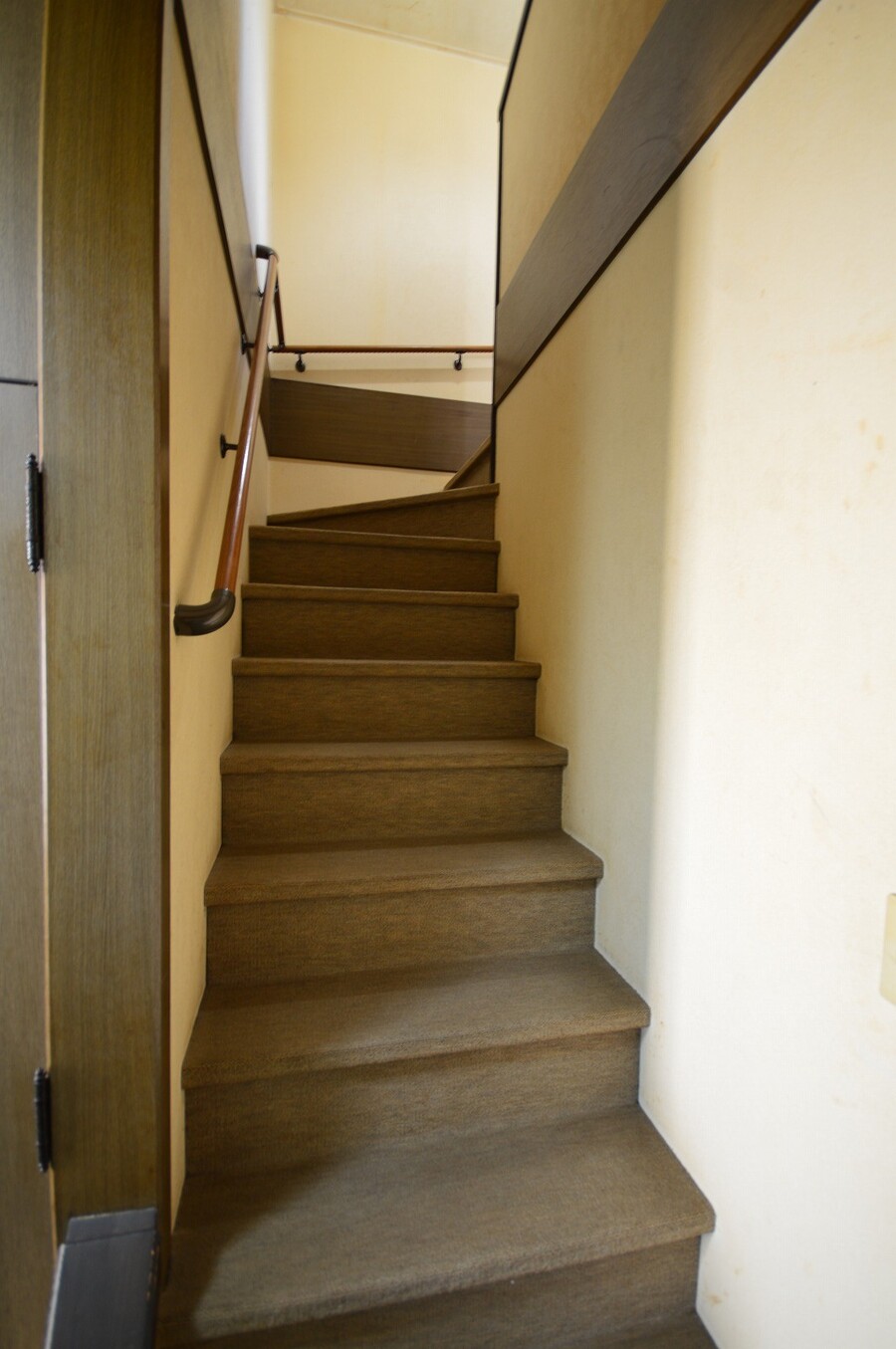 階段（階段はカーペット敷です）