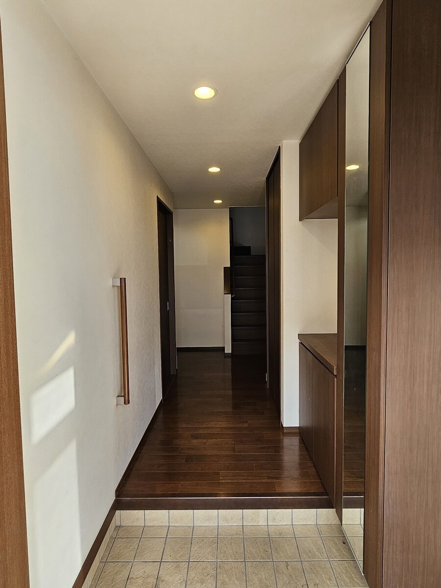 ウォルナット調の落ち着きのある玄関