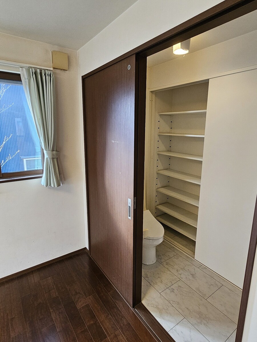 車椅子生活を想定し、和室からトイレへの出入りも可能です