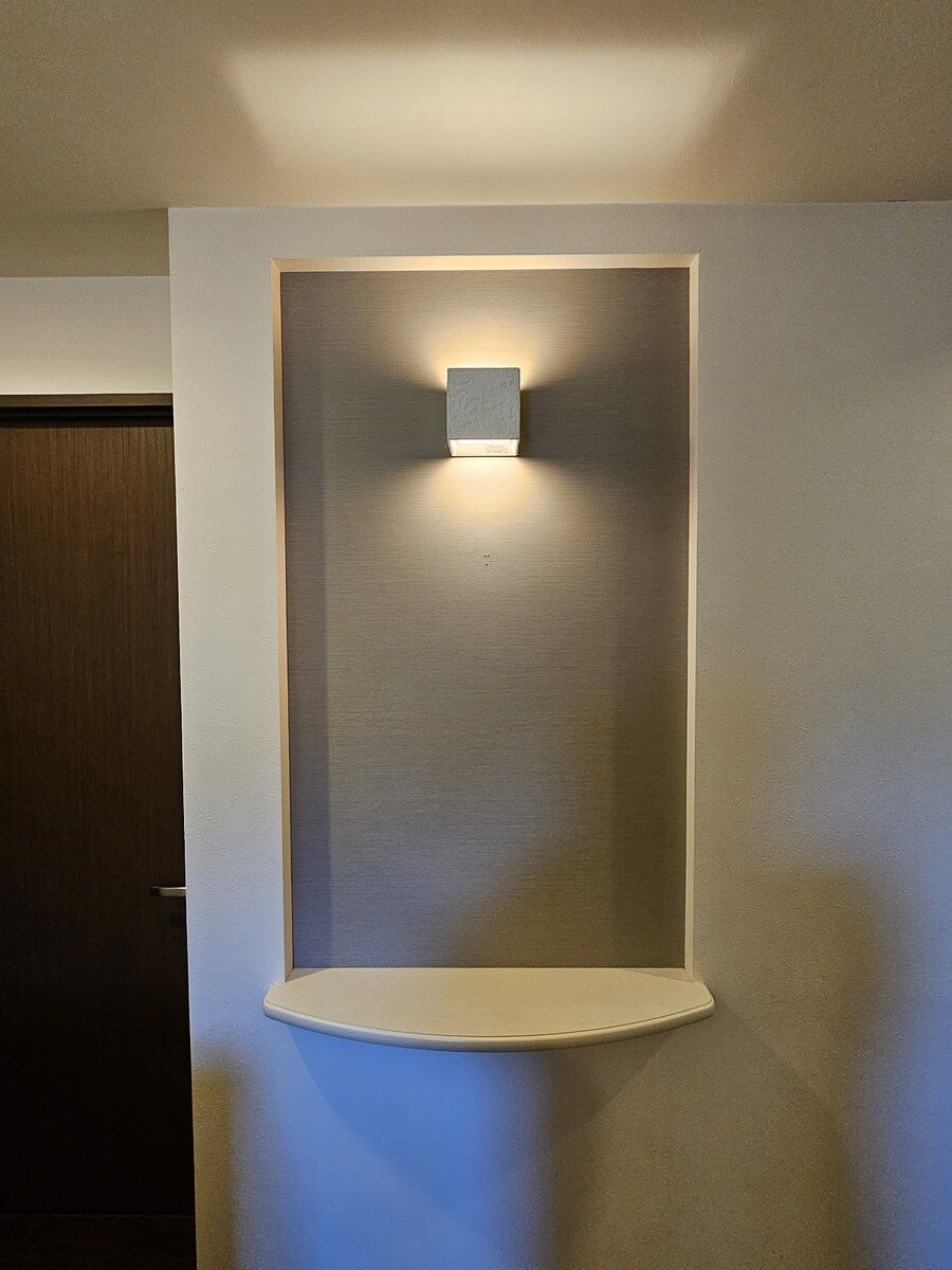 2階に上がるとニッチがお出迎え フォトフレームで家族の思い出を