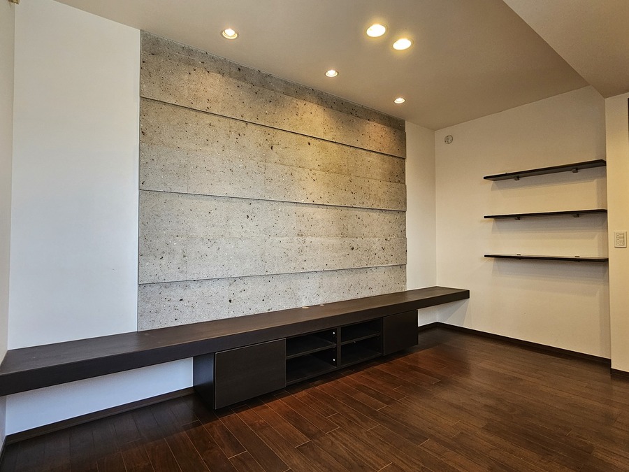 2階洋室 大谷石がアクセントでお洒落な空間です(照明付)