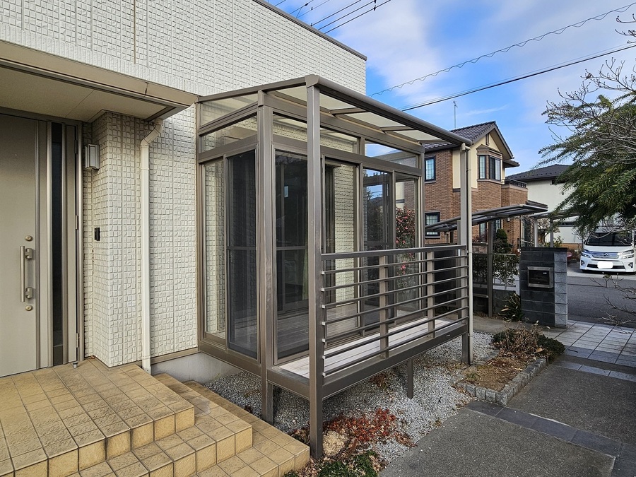 リビング前にはサンルームを設置 花粉症の方でも物干しが可能です