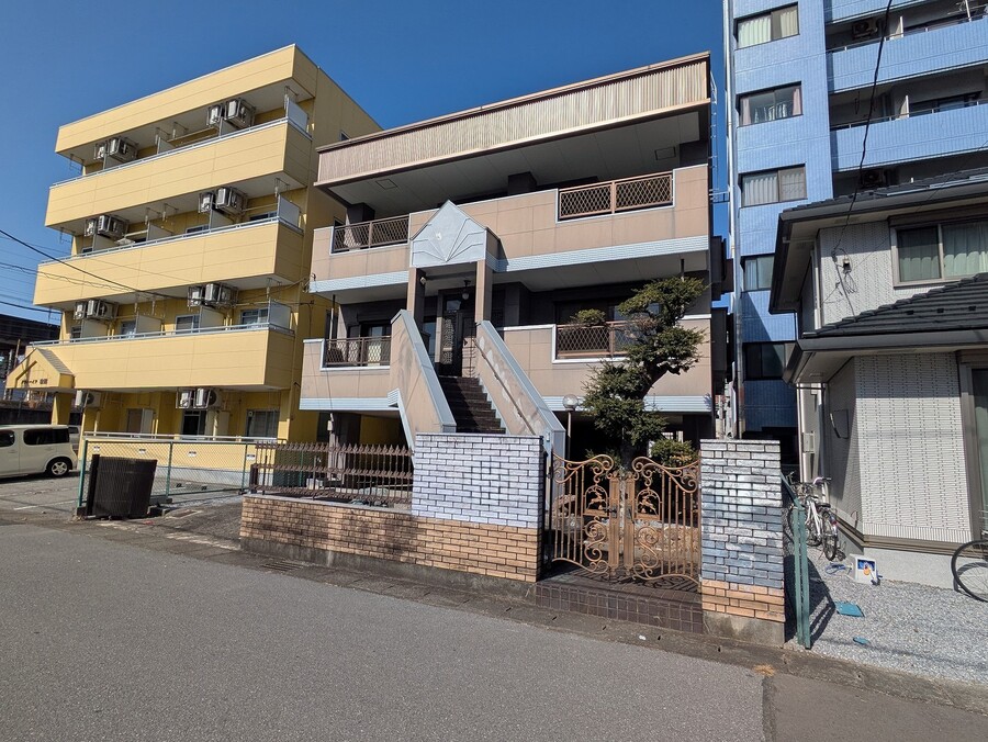 ビルドインガレージのある鉄骨造2階建