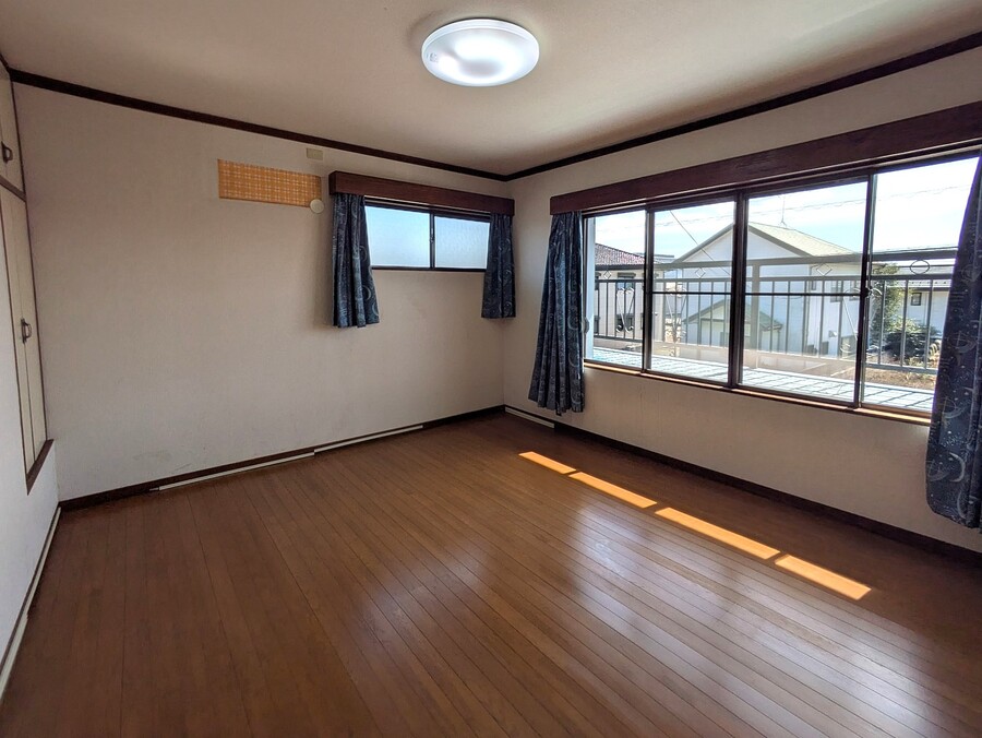 2F南東洋室8帖は収納2箇所付き