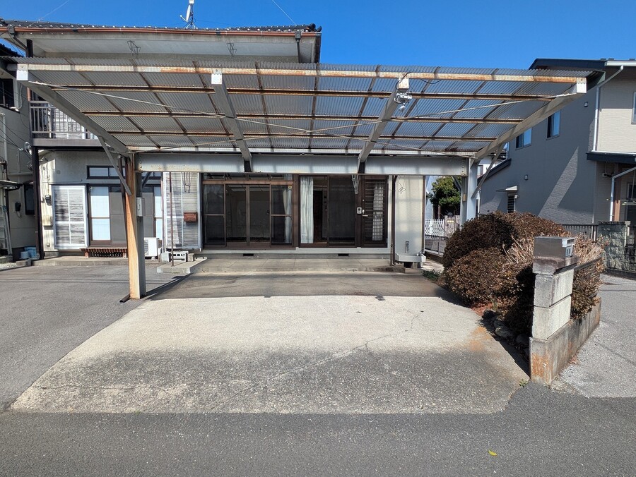 並列駐車4台可能、内カーポート2台分