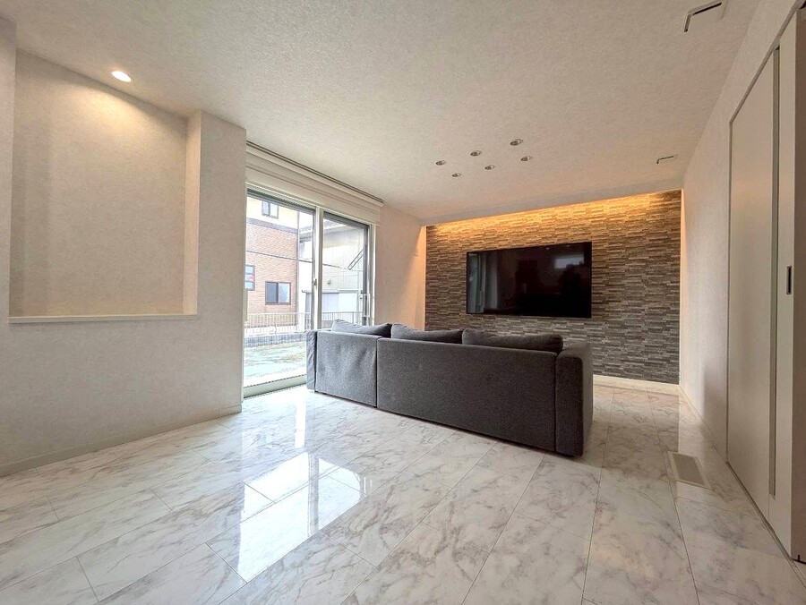 リビング　北東から 間接照明やエコカラットを採用し重厚感ある雰囲気に