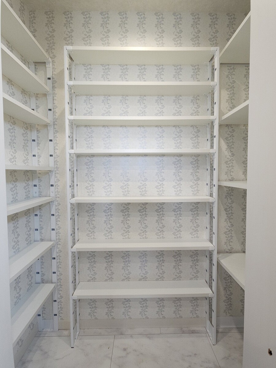 キッチン横パントリーも3方向に可動棚を設置し、収納量豊富です