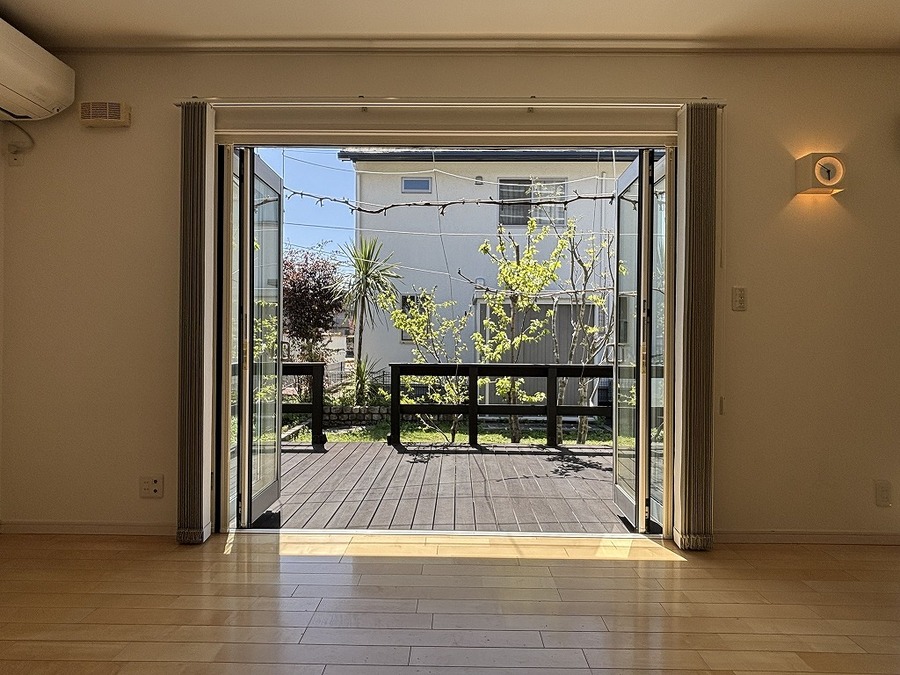 リビング南側ワイドオープンサッシ利用によりウッドデッキとの繋がりが出来開放感があります