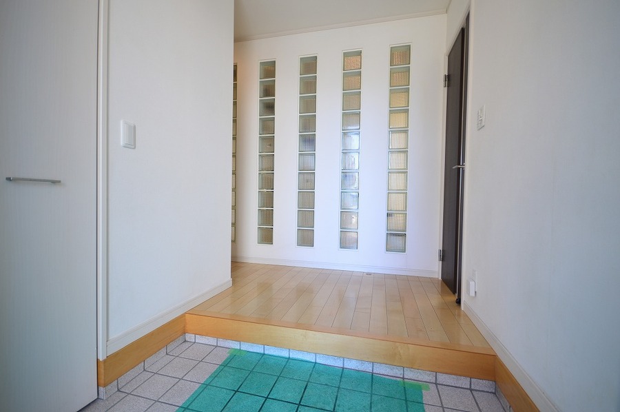 光を取り込むガラスブロック仕様の玄関