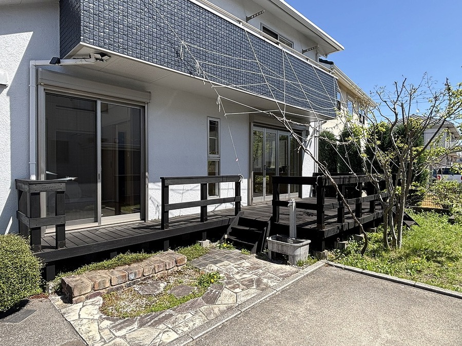 ウッドデッキ　お庭にはブドウとさくらんぼの木が植えられております。