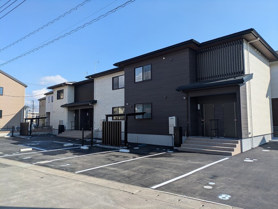 外観＋駐車場